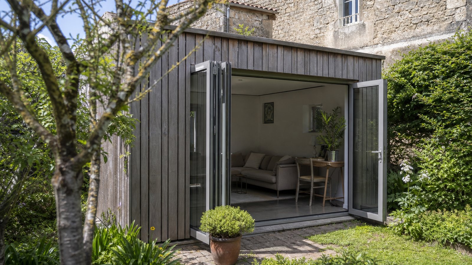 Studio de jardin élégant intégré à une propriété soignée, valorisant l'ensemble du bien