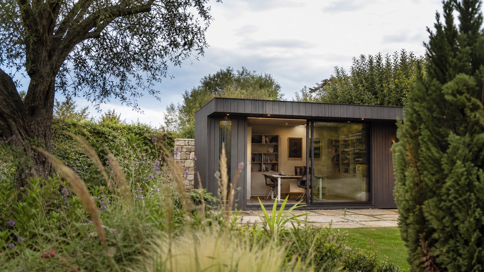 Studio de jardin contemporain haut de gamme dans un jardin paysager